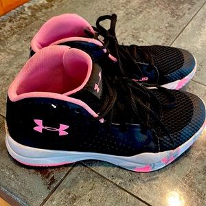 Girls under armour size 4 basketball shoes